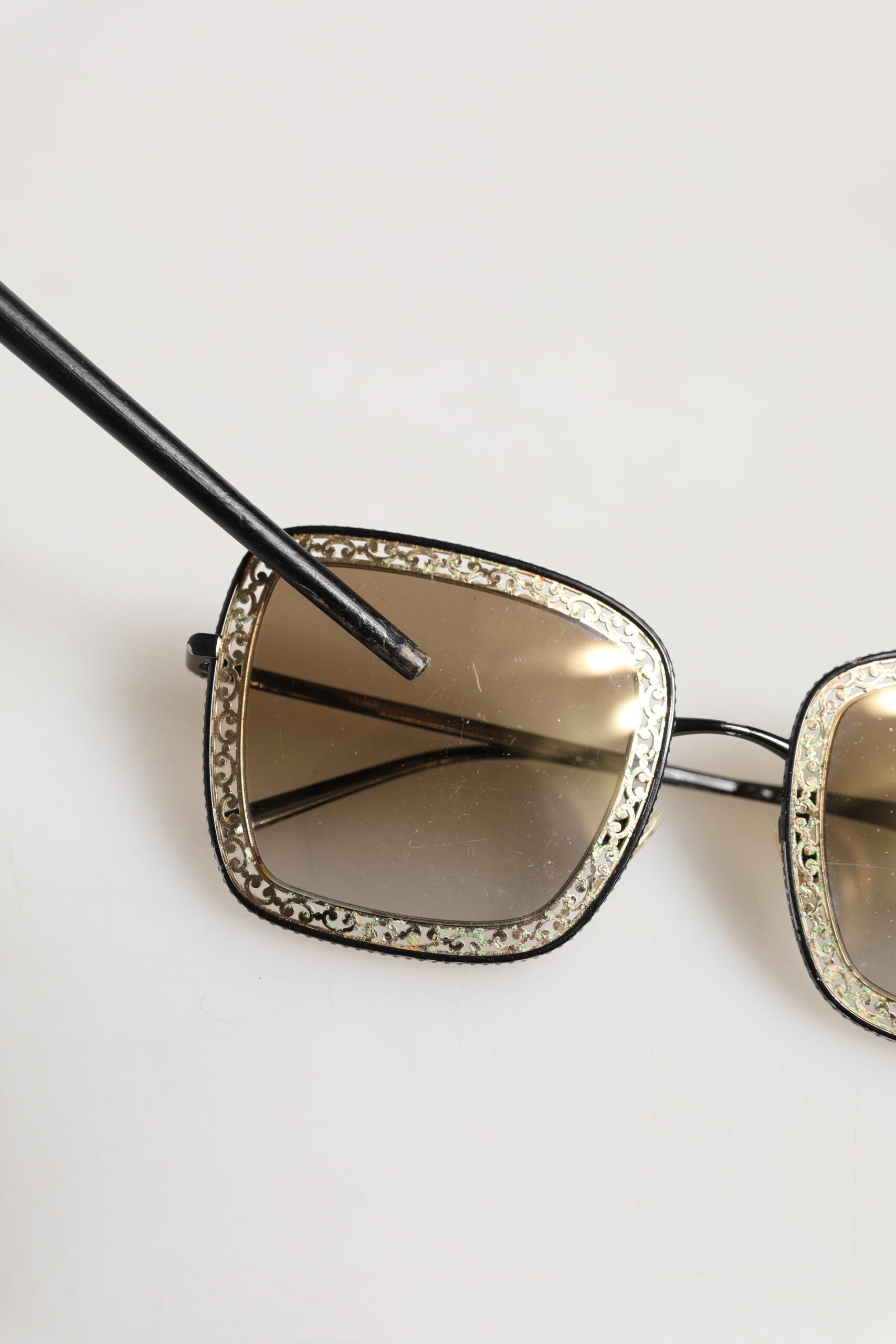 DG2225 Black Gold Lace Frame Brown Gradient Sunglasses